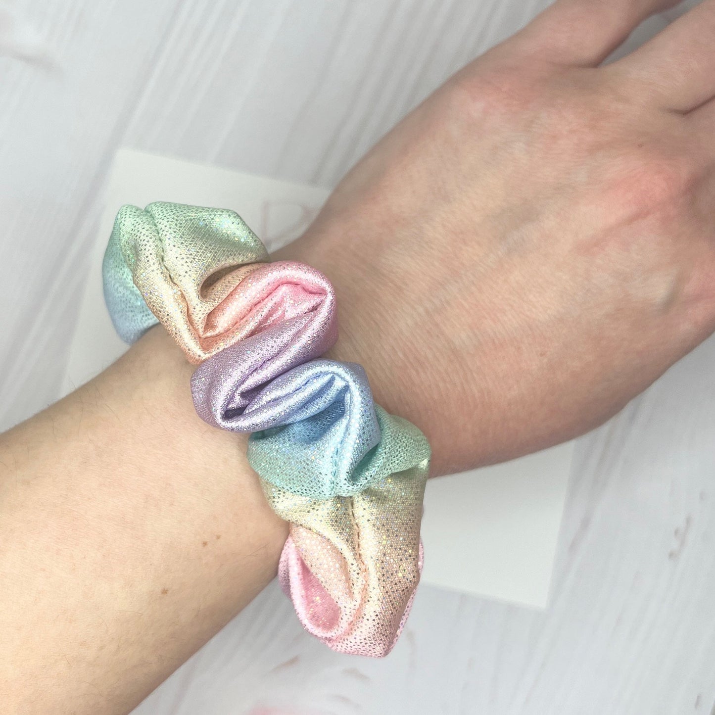 Scrunchie - rainbow pearl